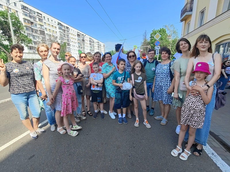 Торжественное шествие трудовых коллективов в День России и нашего города..